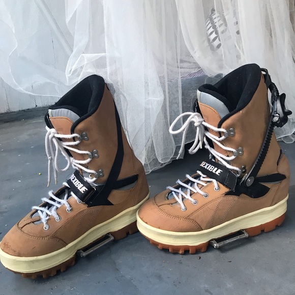 flexible snowboard boots